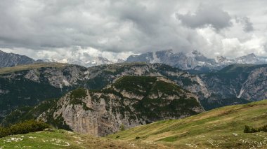 Haziran 'da Tre Cime Circuit: Karla kaplı arazi ve Dolomite zirveleri siste aralıklarla görülüyor