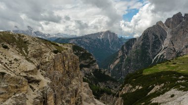 Dolomitler ortaya çıktı: Snowy Tre Cime Circuit Trail Zirveleri bazen kayan sisten görülebilir