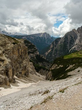 Haziran 'da Dolomitlerin eşsiz güzelliğini yakalayan yemyeşil çimenlerin ön planına karşı kar kaplı Kir Grupları' nın çarpıcı kontrastını deneyimleyin.