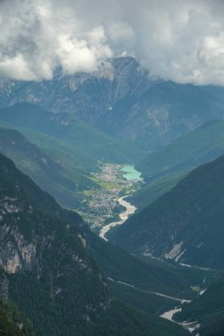 Haziran 'da Tre Cime Turu: Karlı patikalar ve dramatik Dolomite zirveleri sürekli değişen sise karışıyor