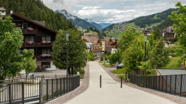 Selva di Val Gardena 'nın güzel dağ mimarisi ve çarpıcı dağ manzarasının serin bir kaçış yarattığı güzel yaya yolunda dolaşın..