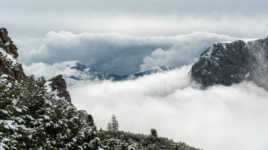 Dolomitlerdeki ölümsüz güzellik: Haziran 'da beyaz bulutlarla çevrili kar örtülü dağlar