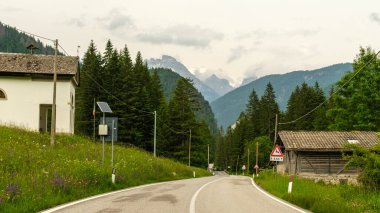 Haziranda hala güzel bir şekilde karla kaplı olan görkemli Cimon del Froppa 'ya paralel bir asfalt yol vardır. Dolomitlerin arasından geçen bu manzara engebeli ve sakin manzaranın nefes kesici manzarasını sunuyor.