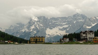 Lago di Misurina, Dolomitlerin baş döndürücü zirvelerini yansıtarak, yıl boyunca ziyaretçileri cezbeden sakin ve pitoresk bir manzara yaratıyor..