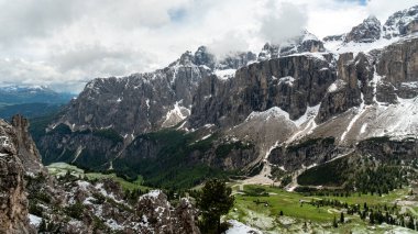 June, Cir Grup 'un izinden gelen karlı ihtişamıyla Gardena Geçidi' ni gözler önüne seriyor. Dolomitlerin dağlık alp güzelliğinin nefes kesici manzarasını sunuyor.