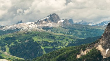 Her dönemeçte Dolomitler 'de yeni ve görkemli bir dağ manzarası sunan Cir Group patikasından Alp güzelliğinin özünü yakalayın..