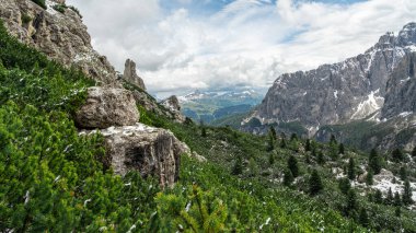 Cir Grubu yürüyüş yolu Dolomite dağlarının nefes kesen manzarasını gözler için panoramik bir ziyafet vererek gözler önüne seriyor..