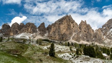 Güneşli bir Haziran sabahının erken saatlerinde Cir Grubu, Dolomitlerin berrak gökyüzünün altında ışıl ışıl parlıyor..