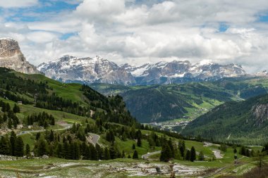 Colfosco 'ya giden yolun manzaralı kıvrımlarında dolaşın, her virajda çarpıcı dağ manzaraları ve resimli manzaralar göreceksiniz..