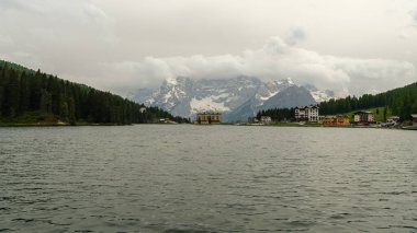 Verona yaz güneşinin altında ışıl ışıl parlıyor. Seni antik sokaklarında gezinmeye ve İtalyan güzelliklerini yaşamaya davet ediyor.