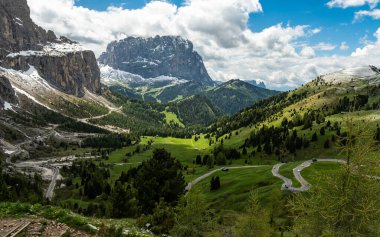 Serpentine yolu boyunca git Gardena Geçidi 'nden dolaş, seni görkemli Piz Culac' a götür, her virajda Dolomitlerin engebeli güzelliğinin muhteşem manzarasını sunar.
