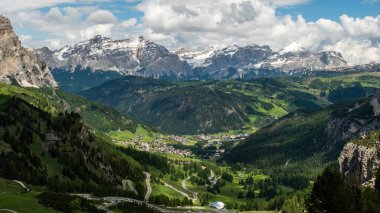Gardena Geçidi 'nden Colfosco' ya doğru yılan rotası sürerken görkemli dağlar bu manzaralı dağlık yolculuk için çarpıcı bir zemin sağlar..