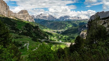 Serpentine yolu, Gardena Geçidi 'nden Colfosco' ya uzanır. Panoramik dağ manzaralı unutulmaz bir sürüş sunar.