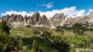 Güneşli bir haziran gününde Cir Grubu 'nun manzarasının tadını çıkarın. Dolomitlerdeki her tepe ve tepe nefes kesici detaylarla aydınlatılıyor..