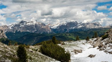 Sella Grup yürüyüş patikasından, engebeli tepe ve dingin vadilerin mükemmel bir panorama oluşturduğu Dolomitlerin dehşet verici dağ manzarasına bakın.