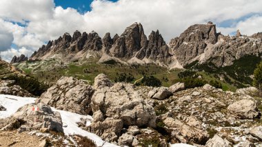 Sella Grup 'un izleri, Dolomitlerin dramatik güzelliklerini ve geniş manzaralarını gözler önüne sererek Cir Grubu' nu görmek için çarpıcı bir bakış açısı sunuyor.