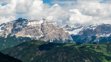 Dolomitlerin panoramik güzelliğini Sella Grup patikasından keşfedin. Her dönemeçte engebeli dağ arazisi ve sakin alp manzarasının nefes kesici manzarasını sunar..