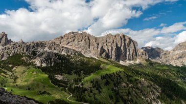 Sella Grup yürüyüş patikasından, engebeli Dolomite tepelerinin ve geniş manzaraların nefes kesici bir panorama içinde birleştiği Gardena Geçidi 'nin hayranlık uyandıran dağ manzaralarına hayran olun.