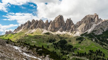 Verona yaz güneşinin altında ışıl ışıl parlıyor. Seni antik sokaklarında gezinmeye ve İtalyan güzelliklerini yaşamaya davet ediyor.