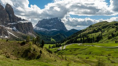Gardena Geçidi 'nden geçen muhteşem Piz Culac' a giden virajlı yolun heyecanını yaşayın. Nefes kesen manzaralı manzaralı bir yolculuk bekliyor.!