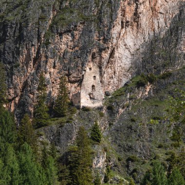 Castello Wolkenstein 'ın harabelerinde dolaş, antik taşların çarpıcı Dolomite manzarası arasında geçmişten hikayeler fısıldadığı yerde..