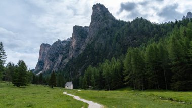 Selva di Val Gardena 'dan gelen Dolomitlerin engin güzelliğine dalın. Bu çarpıcı bakış açısı, dağ görkeminin unutulmaz bir manzarasını sunuyor..