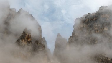 Tre Cime Circuit 'te karlı harikalar diyarı Bulutlar ve sisle kaplı Dolomitlerle