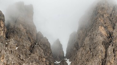 Val Vallunga, yüksek tepelerin ve geniş vadilerin destansı manzarasını sunar. Alp manzarasının ham ve görkemli güzelliğini gözler önüne serer..