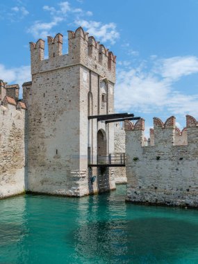 Castello Scaligero di Sirmione 'nin ihtişamını keşfedin. Ortaçağ mimarisi ve çarpıcı göl manzaraları zamansız bir manzaraya kusursuz bir şekilde karışır..