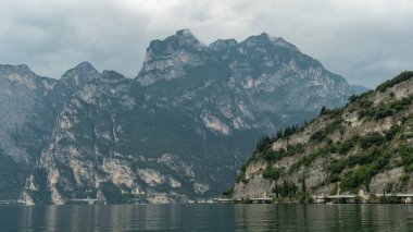 Huzurlu göl ve yüksek dağların mükemmel bir uyum içinde bir araya geldiği Lago di Garda 'nın nefes kesici manzarasını deneyimleyin.