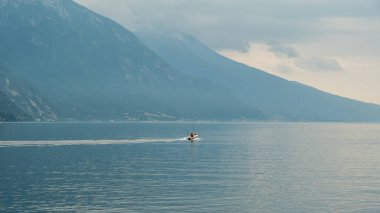 Yüksek tepelerin arasına yerleşmiş olan Lago di Garda, sakin mavi suların dramatik dağ manzarasıyla buluştuğu çarpıcı bir manzara sunuyor.