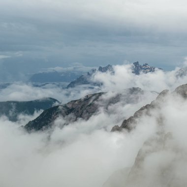 Yürüyüş Tre Cime Turu: Karla kaplı yollar ve kayan sisin arasında Dolomitler beliriyor.