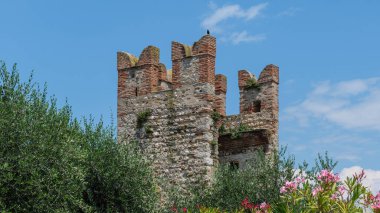 Colombare 'nin ilginç sokaklarını keşfet, Sirmione. Her köşe zengin mirasın ve sonsuz cazibenin hikayesini anlatır.