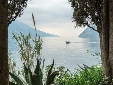 Lago di Garda 'nın dingin genişliği, bereketli tepeler ve uzak dağlar tarafından çerçevelenmiş doğal güzellik ve huzur dolu cazibenin mükemmel bir karışımını sunar.