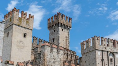 Garda Gölü 'nün kıyısına tünemiş Castello Scaligero di Sirmione muhteşem bir kale gibi duruyor, panoramik manzaralar ve zengin bir tarih sunuyor..
