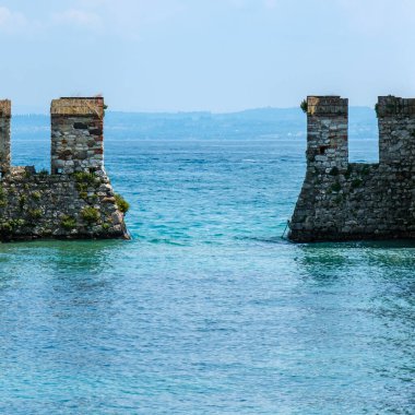 Sirmione 'de Colombare' de dolaşın, büyüleyici sokaklar ve tarihi mimari bu pitoresk bölgenin özünü gözler önüne seriyor.