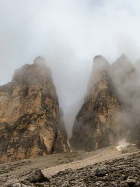 Dolomitler karlı temmuz aylarında sisli zirveler ve dramatik hava ile yürüyüş Tre Cime Turu 'nu cezbediyor.