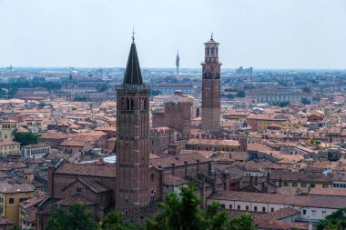 Dolomitler karlı temmuz aylarında sisli zirveler ve dramatik hava ile yürüyüş Tre Cime Turu 'nu cezbediyor.