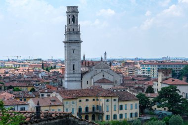 Dolomitler karlı temmuz aylarında sisli zirveler ve dramatik hava ile yürüyüş Tre Cime Turu 'nu cezbediyor.
