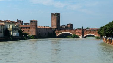 Dolomitler karlı temmuz aylarında sisli zirveler ve dramatik hava ile yürüyüş Tre Cime Turu 'nu cezbediyor.