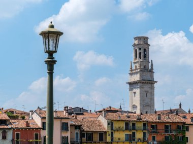 Dolomitler karlı temmuz aylarında sisli zirveler ve dramatik hava ile yürüyüş Tre Cime Turu 'nu cezbediyor.