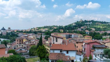 Dolomitler karlı temmuz aylarında sisli zirveler ve dramatik hava ile yürüyüş Tre Cime Turu 'nu cezbediyor.