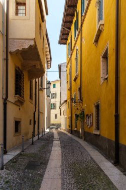 Dolomitler karlı temmuz aylarında sisli zirveler ve dramatik hava ile yürüyüş Tre Cime Turu 'nu cezbediyor.