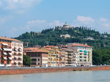 Dolomitler karlı temmuz aylarında sisli zirveler ve dramatik hava ile yürüyüş Tre Cime Turu 'nu cezbediyor.