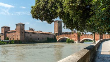 Dolomitler karlı temmuz aylarında sisli zirveler ve dramatik hava ile yürüyüş Tre Cime Turu 'nu cezbediyor.