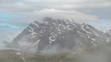 Haziran 'da Tre Cime Circuit: Karlı manzaralar ve puslu Dolomitler nefes kesici bir yürüyüş deneyimi yarattılar