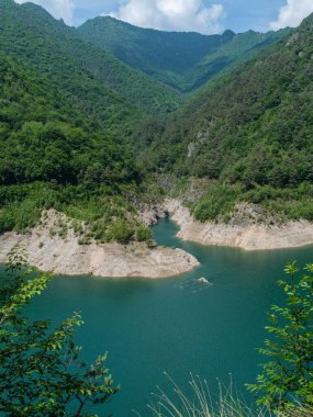 Lago di Valvestino yakınlarındaki entrikacı harabeleri keşfedin. Eski bir binanın kalıntıları, resimsel manzarayla iç içe geçmiş bir tarihin hikayesini anlatır.