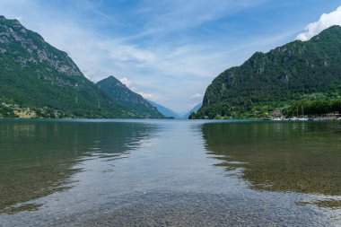 Dolomitler karlı temmuz aylarında sisli zirveler ve dramatik hava ile yürüyüş Tre Cime Turu 'nu cezbediyor.
