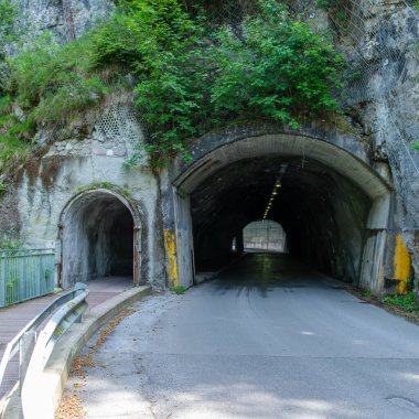 Dolomitler karlı temmuz aylarında sisli zirveler ve dramatik hava ile yürüyüş Tre Cime Turu 'nu cezbediyor.