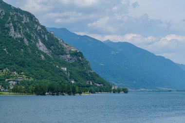 Sakin suları ve çarpıcı dağ manzarasıyla, Lago d 'Idro doğa severler ve gezginler için resim gibi bir ortam sağlar..